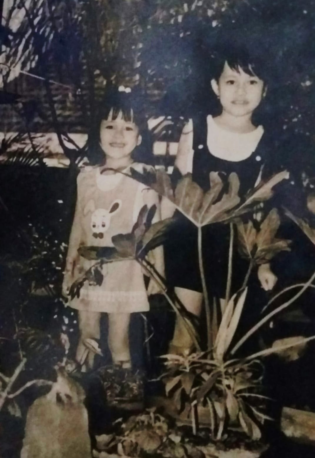 Foto Rieta dan Daisy Fuad saat kecil